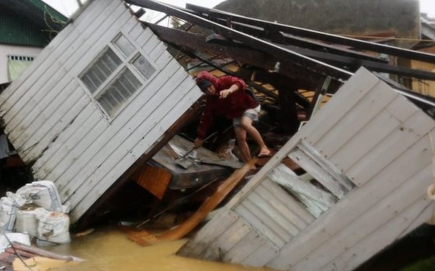 Typhoon Hagupit sweeps across Philippines