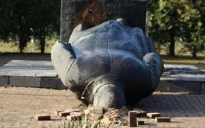 Школьники разбили памятник Ленину в России