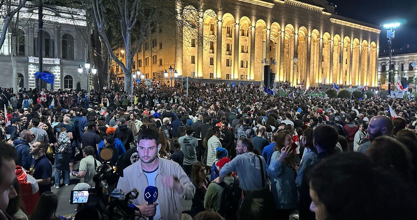В центре Тбилиси выросло число участников протестов против закона об иноагентах