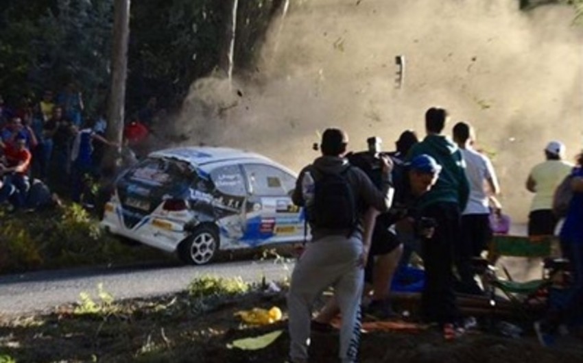 Автомобиль вылетел с трассы и врезался в зрителей на ралли в Испании