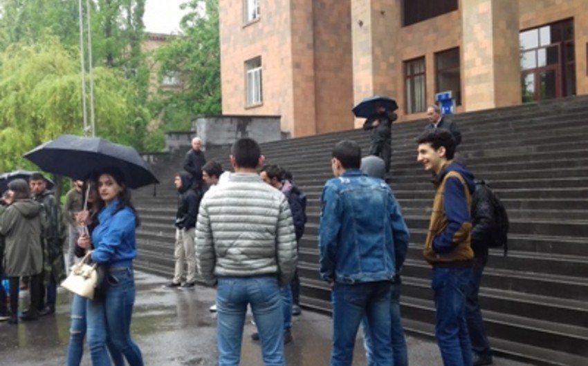 Students in Yerevan protest against Serzh Sargsyan
