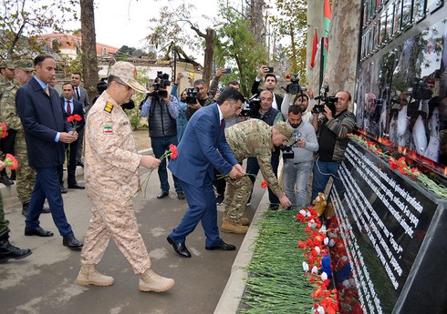 Военные атташе зарубежных стран почтили память жертв террора в Гяндже