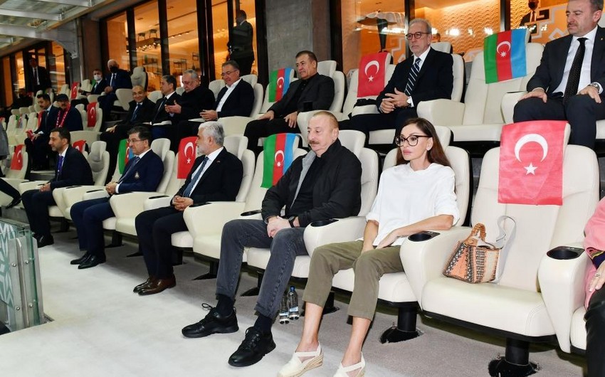 Президент Ильхам Алиев и первая леди Мехрибан Алиева наблюдали за благотворительным матчем Карабах - Галатасарай