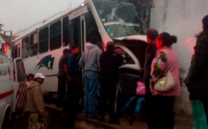 Meksikada sərnişin avtobusu qəzaya uğrayıb, 19 nəfər ölüb