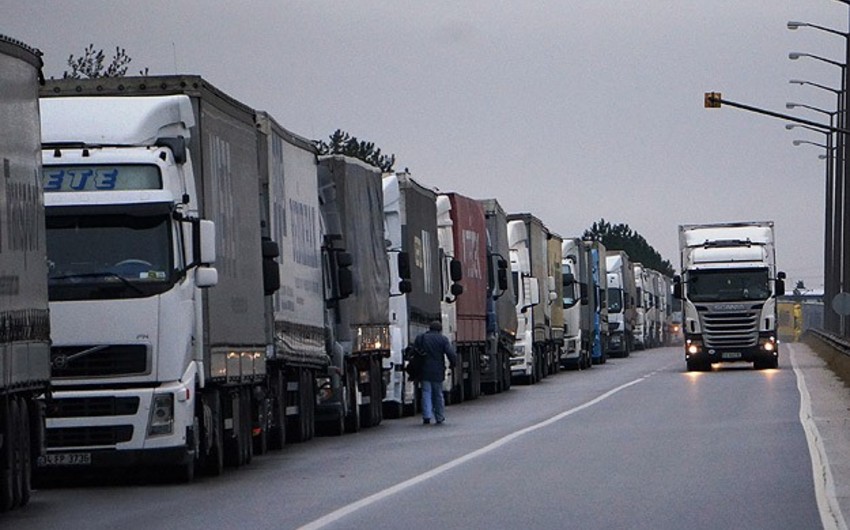 Iran seals Turkish trucks’ fuel tanks at border gate