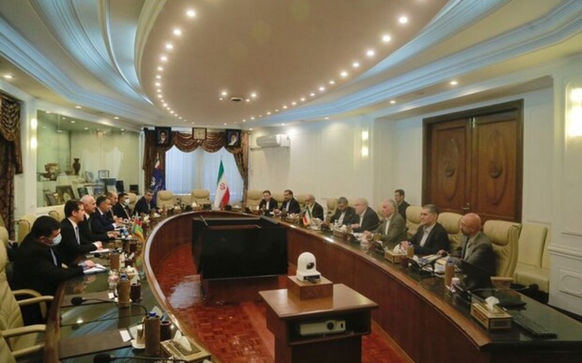 Azerbaijan, Iran discuss development of oil and gas cooperation