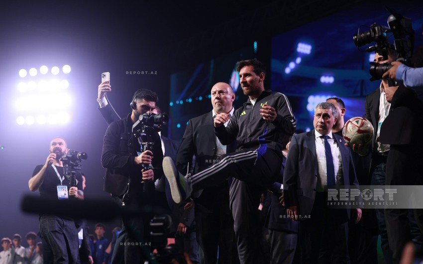 Legendary footballer Lionel Messi and his teammates meet with fans in Baku