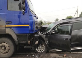 В Гёйгёле КамАЗ столкнулся с легковым автомобилем, погиб один человек, трое получили травмы
