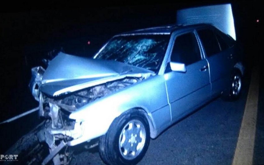 В Джалилабаде автомобиль врезался в железобетонное ограждение, 5 человек получили ранения - ФОТО