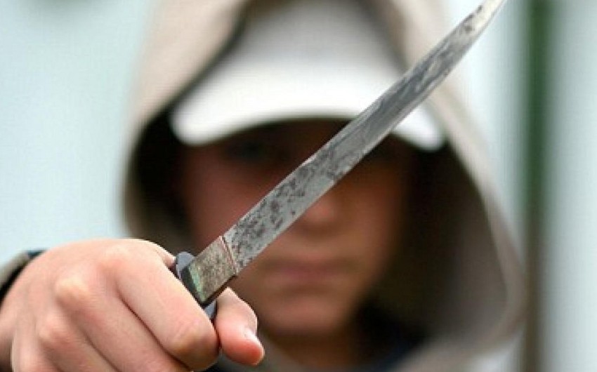 В Баку неизвестный ударил молодого парня ножом