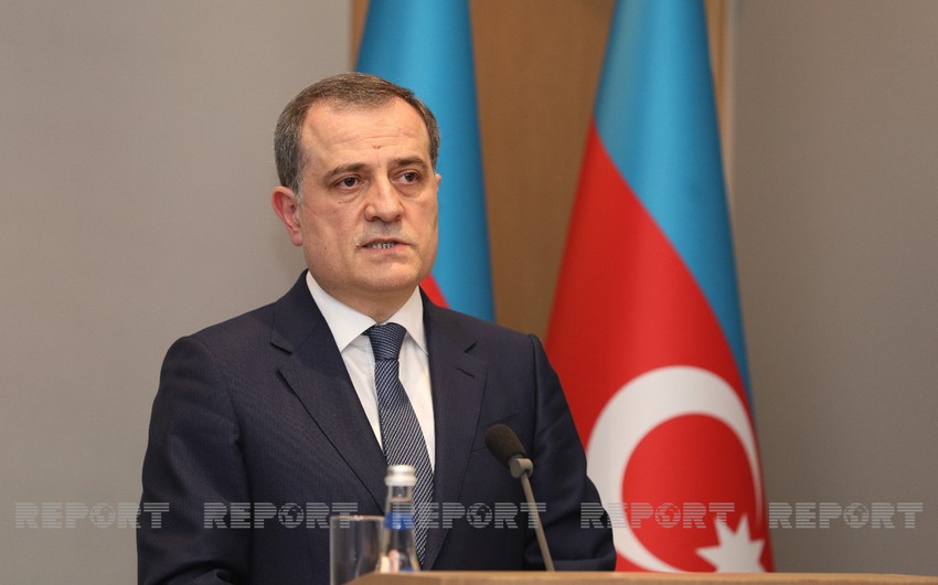 Azerbaijani FM continues telephone conversations