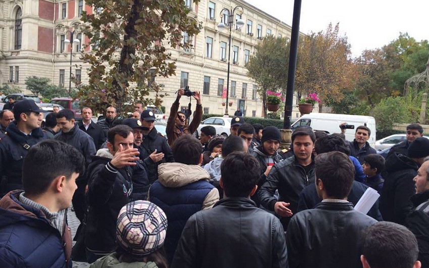 ​Группа молодых людей провела акцию протеста перед посольством Ирана в Азербайджане
