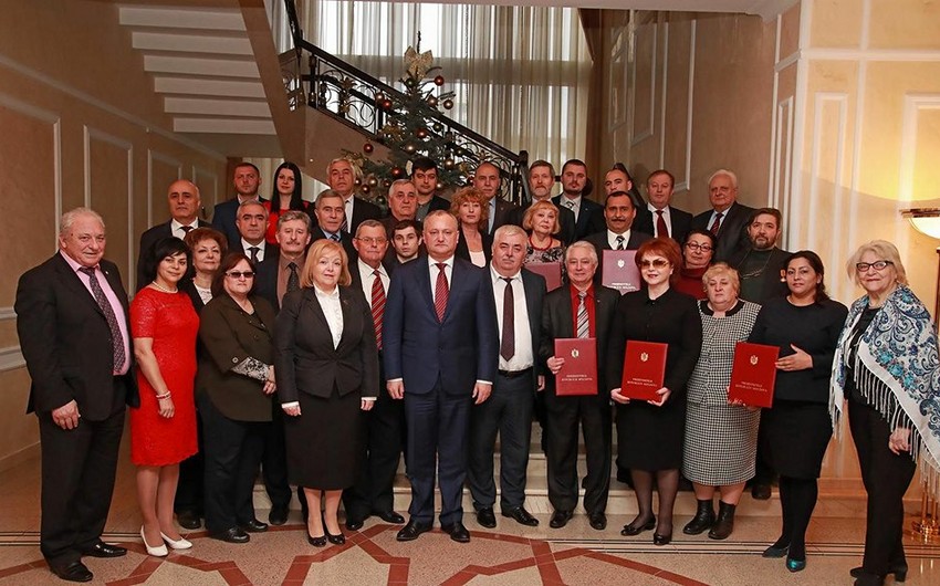 President Igor Dodon awards the Congress of Azerbaijanis of Moldova