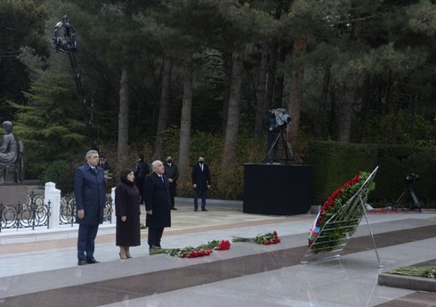 Официальные лица государства и правительства почтили память Гейдара Алиева