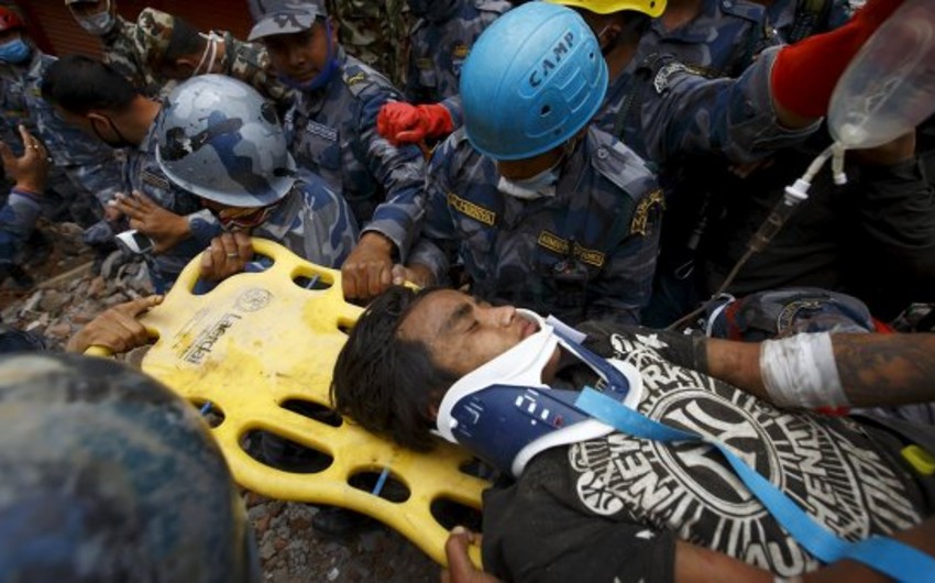 В Непале спасатели нашли подростка, проведшего под завалами 5 дней