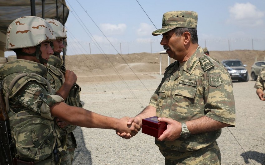 Министр обороны Азербайджана прибыл на линию фронта