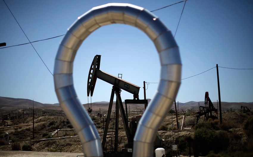 Мировые цены на нефть подешевели после снижения риска сбоев поставок