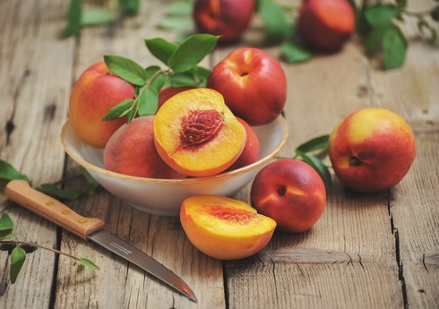 Азербайджан возобновил импорт консервированных персиков из Греции