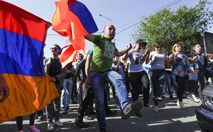 Ermənistanda hökumət binası qarşısında etiraz aksiyası keçirilir - VİDEO