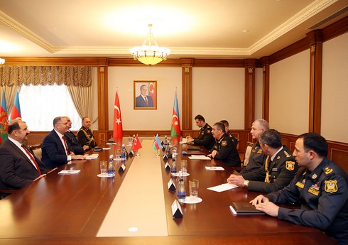 Министр обороны Азербайджана встретился с руководством Национального университета обороны Турции
