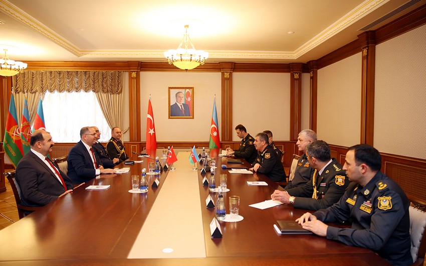 Defense minister reconfirms transition of Azerbaijani army to Turkish model