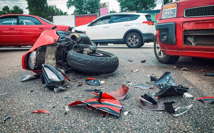 В Баку мотоцикл сбил пешехода, водитель погиб