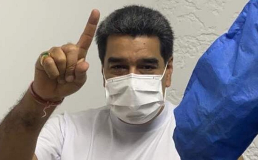 Мадуро привился вакциной Спутник V