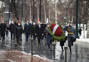 President Ilham Aliyev visits unknown soldier's grave in Moscow