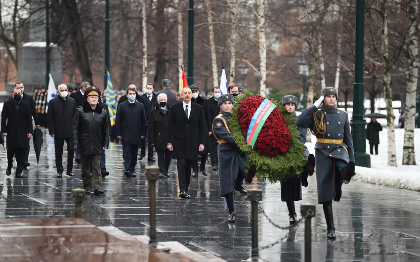 President Ilham Aliyev visits unknown soldier's grave in Moscow