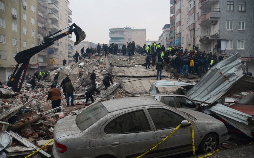 Building collapses due to new quake in Turkiye