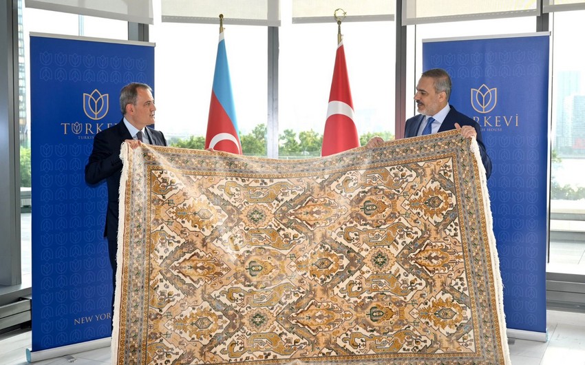 Jeyhun Bayramov presents Hakan Fidan with Karabakh carpet