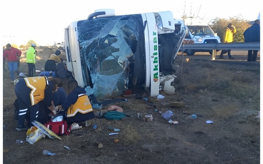 Türkiyədə avtobus aşıb, 6 nəfər ölüb, 20 nəfər yaralanıb