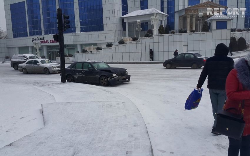 Гололедица на дорогах в Баку привела к серьезным проблемам в движении автомобилей - ВИДЕО