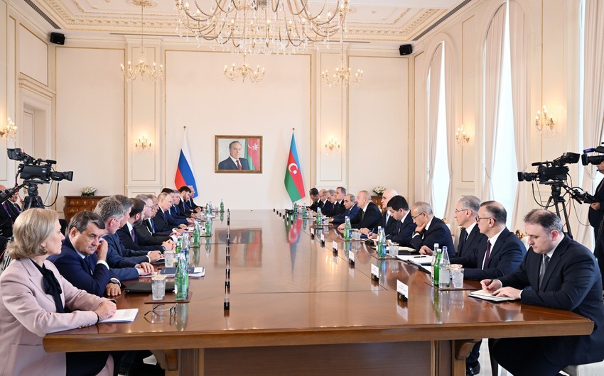 Presidents of Azerbaijan, Russia hold expanded meeting