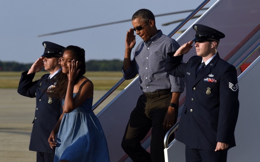 Президент США Барак Обама завершил свой отпуск и вернулся в Вашингтон