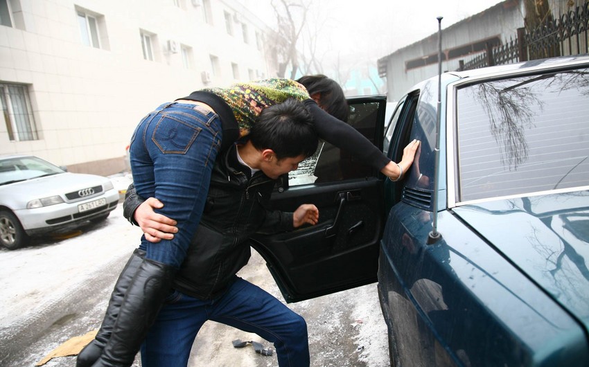 Похитившего 18-летнюю девушку задержали на выезде из Баку