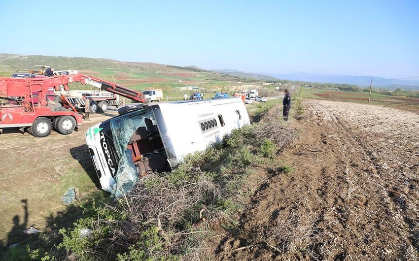 Türkiyədə avtobus aşıb, bir nəfər ölüb, 38 nəfər yaralanıb
