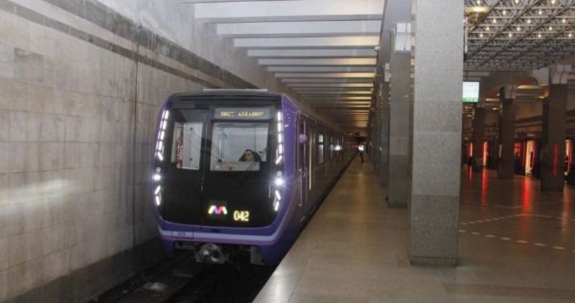 Metronun Memar Əcəmi stansiyasında sərnişin qatar yoluna düşüb