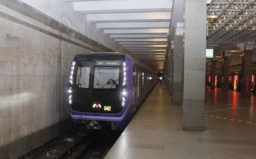 Metronun Memar Əcəmi stansiyasında sərnişin qatar yoluna düşüb