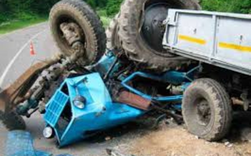 В Сабирабаде перевернулся трактор, 23-летний парень остался под прицепом
