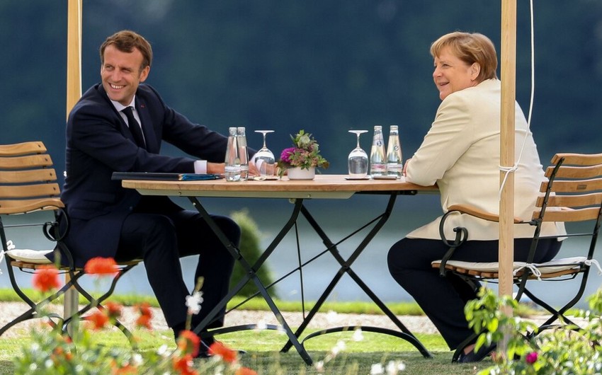 Меркель прибыла во Францию с прощальным визитом