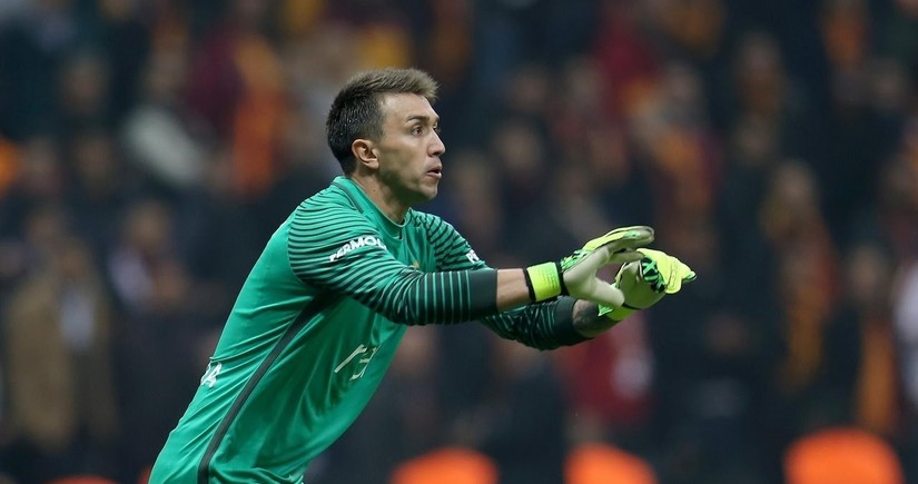 KİV: Muslera mövsümsonu Qalatasaraydan ayrılacaq