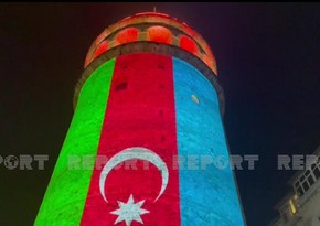 Историческая Галатская башня освещена цветами азербайджанского флага