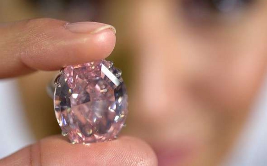 ​Китаянка проглотила украденный с выставки алмаз