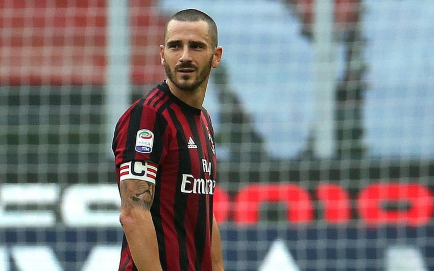 Футболист Милана был удалён с поля после просмотра видеоповтора