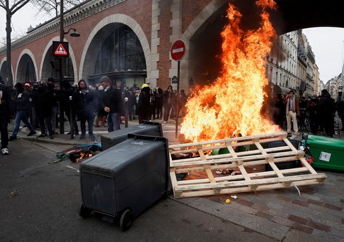 Парижская полиция применила слезоточивый газ против участников протестов