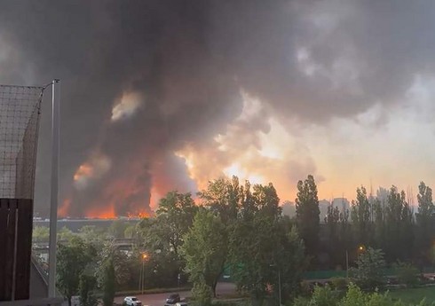 Мощный пожар произошел в торговом центре в Варшаве