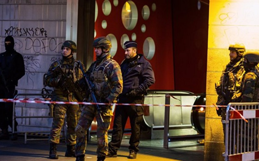 В Брюсселе вооруженный мачете мужчина напал на военный патруль