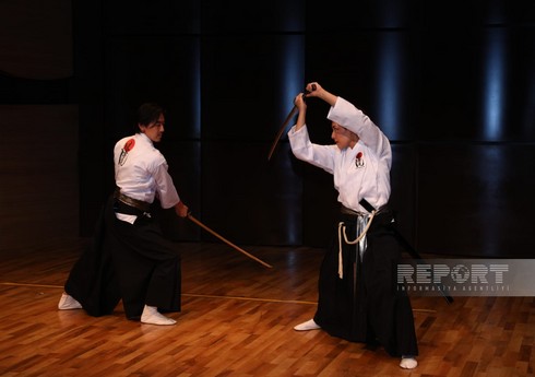 В Баку состоялось традиционное японское представление боя на мечах