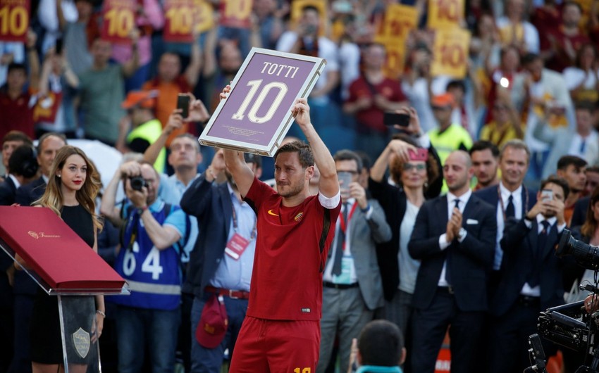 Romanın kapitanı Françesko Totti karyerasını başa vurub - VİDEO
